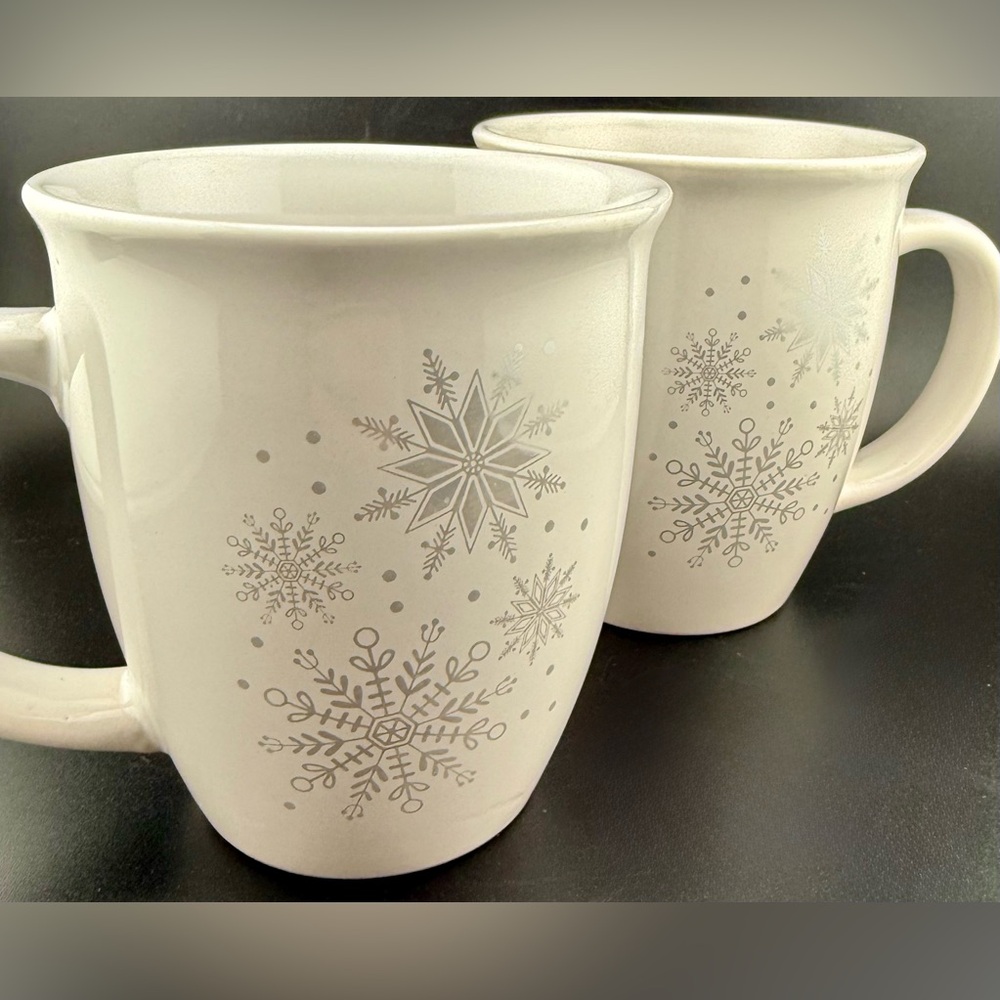 2 Royal Norfolk snow flake mugs. 14oz